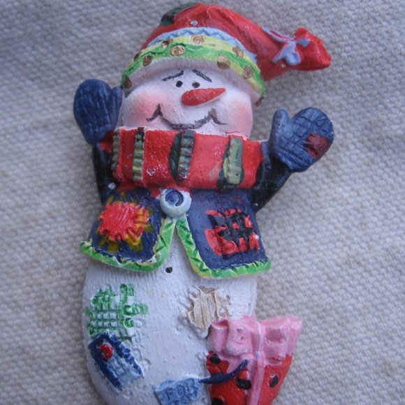 Vintage Holiday Snowman Pin - Picture 8 of 8